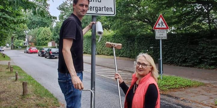 Schilderputzen Putzen von Straßenschildern