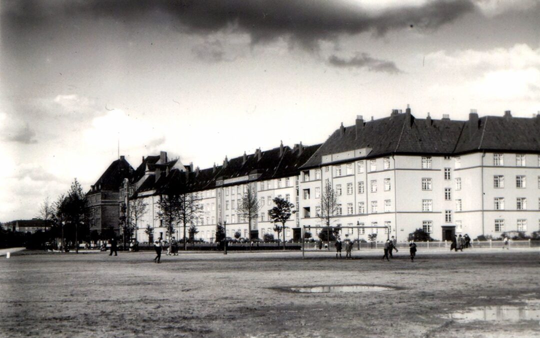 Abbildung einer weißen historischen Gebäudereihe in Eimsbüttel, mit jeder Menge Platz und Begrünung in unmittelbarer Nähe